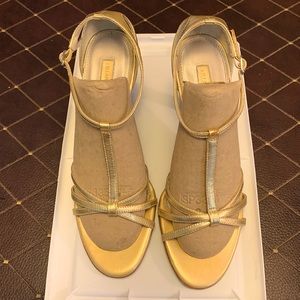 Hillard&Hanson Sz. 7.5/31/4” Gold T-strap Leather Sandals/ Heels.